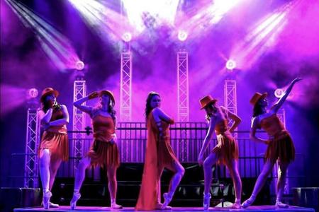 Ballerinas on stage